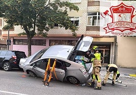 Coche semivolcado del accidente de tráfico en Aranda