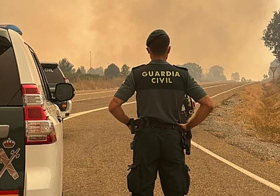Un efectivo de la Guardia Civil de Burgos en el incendio.