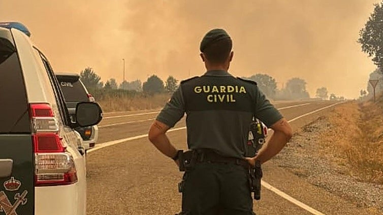 Guardias civiles de Burgos auxilian a un vecino en los incendios de la Montaña Palentina