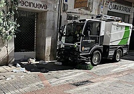 Barredora trabajando en una calle de la ciudad.