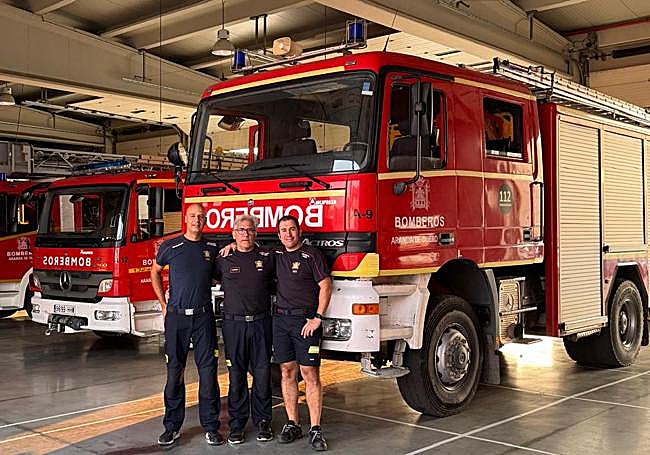 Bomberos de Aranda de Duero antes de partir hacia León.