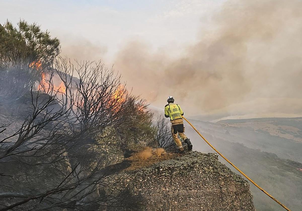 Un bombero de Burgos colabora en un incendio en la Montaña Palentina.