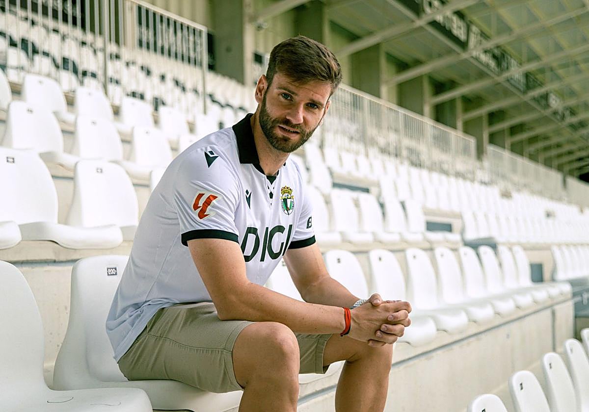 Mario González ya posa con la blanquinegra.