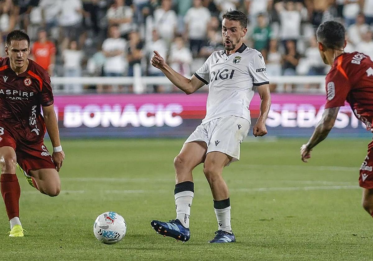 Atienza, abriendo el juego frente a la Cultural Leonesa.