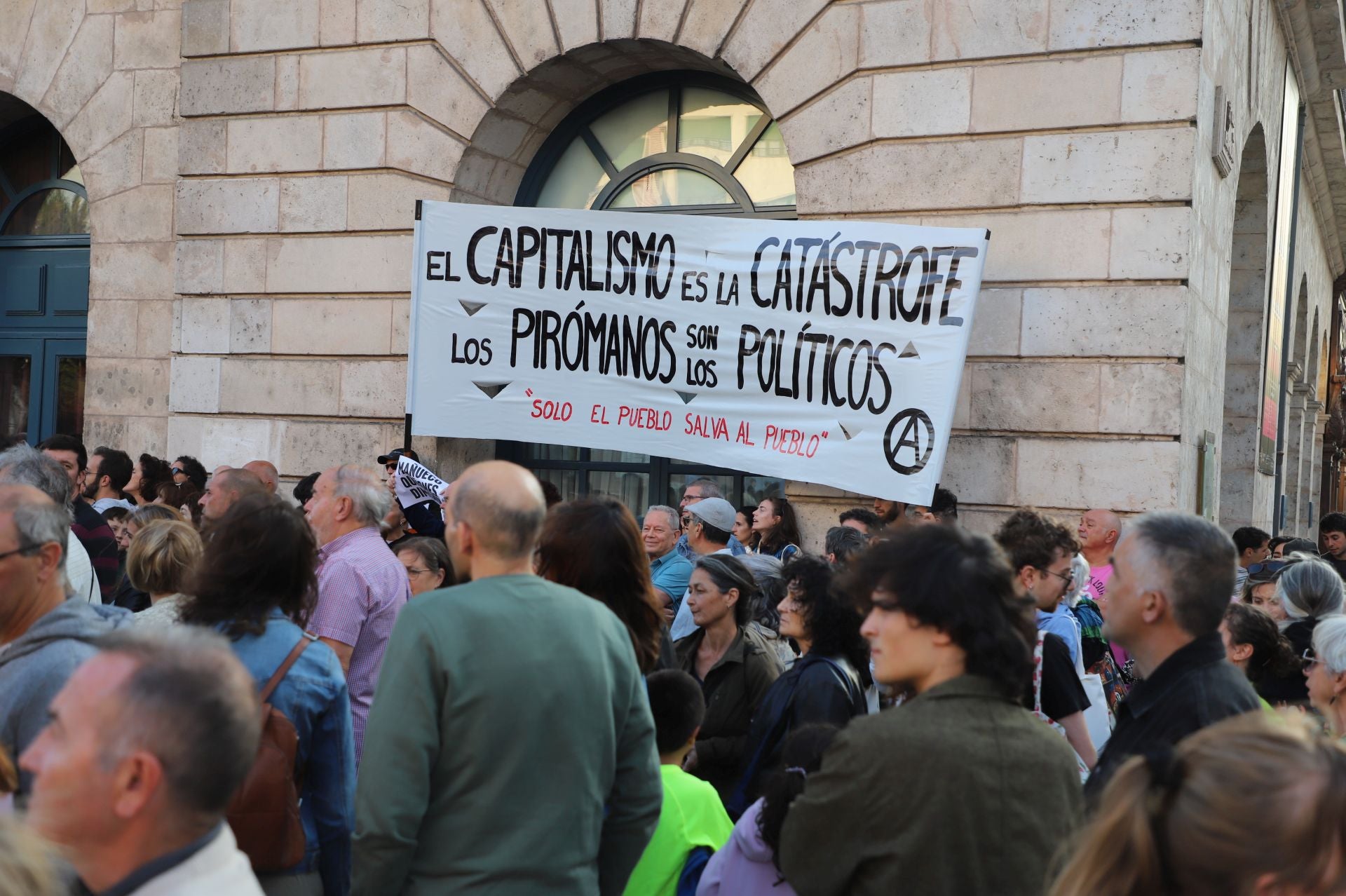 Así ha sido en imágenes la concentración contra la Junta en Burgos por la gestión de los incendios forestales