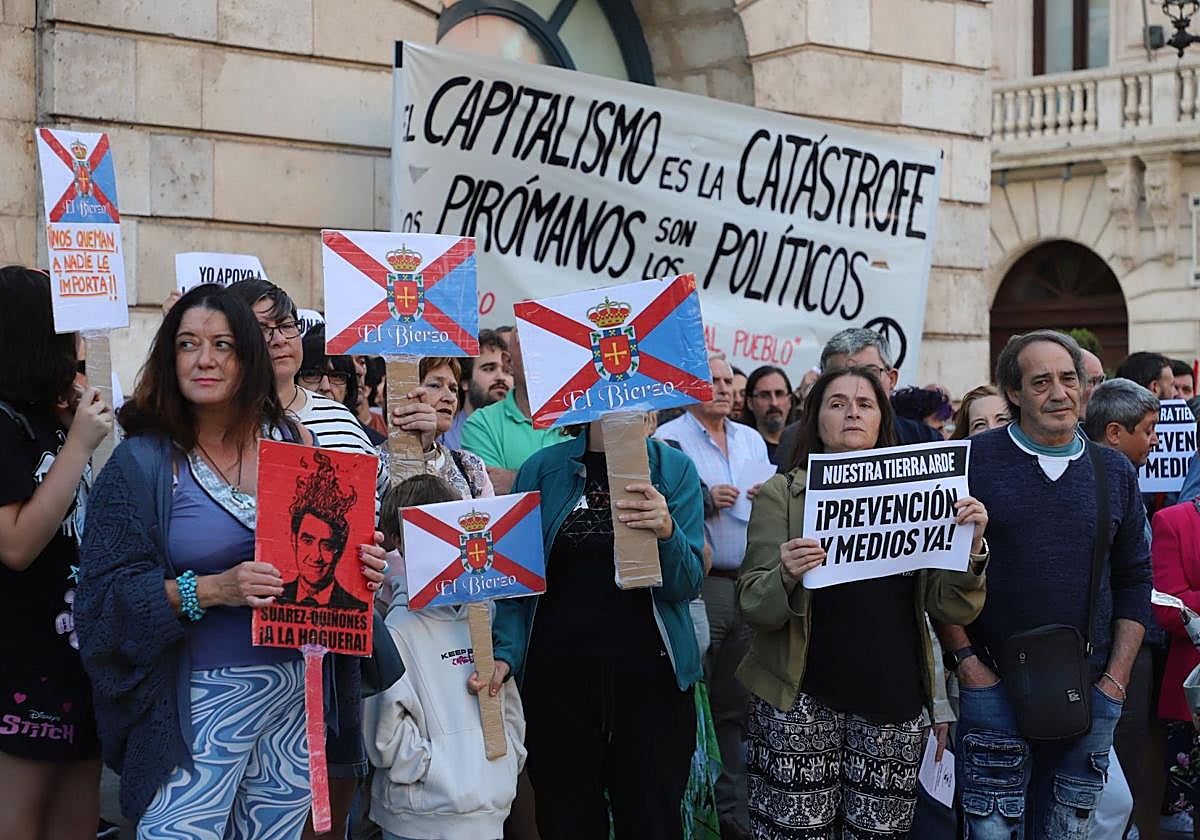 Protesta en Burgos contra la Junta por la gestión de los incendios forestales.