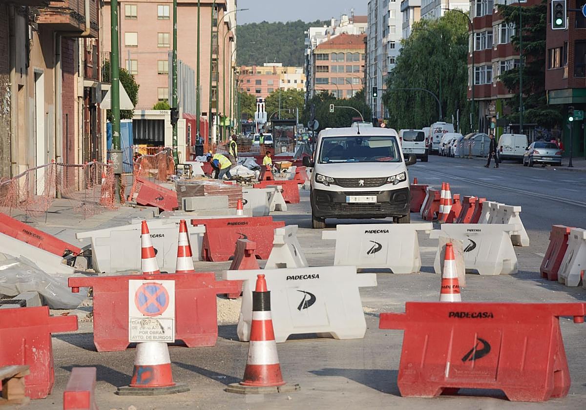 Imagen de las obras del nuevo carril bici en la zona urbana de la carretera de Logroño.