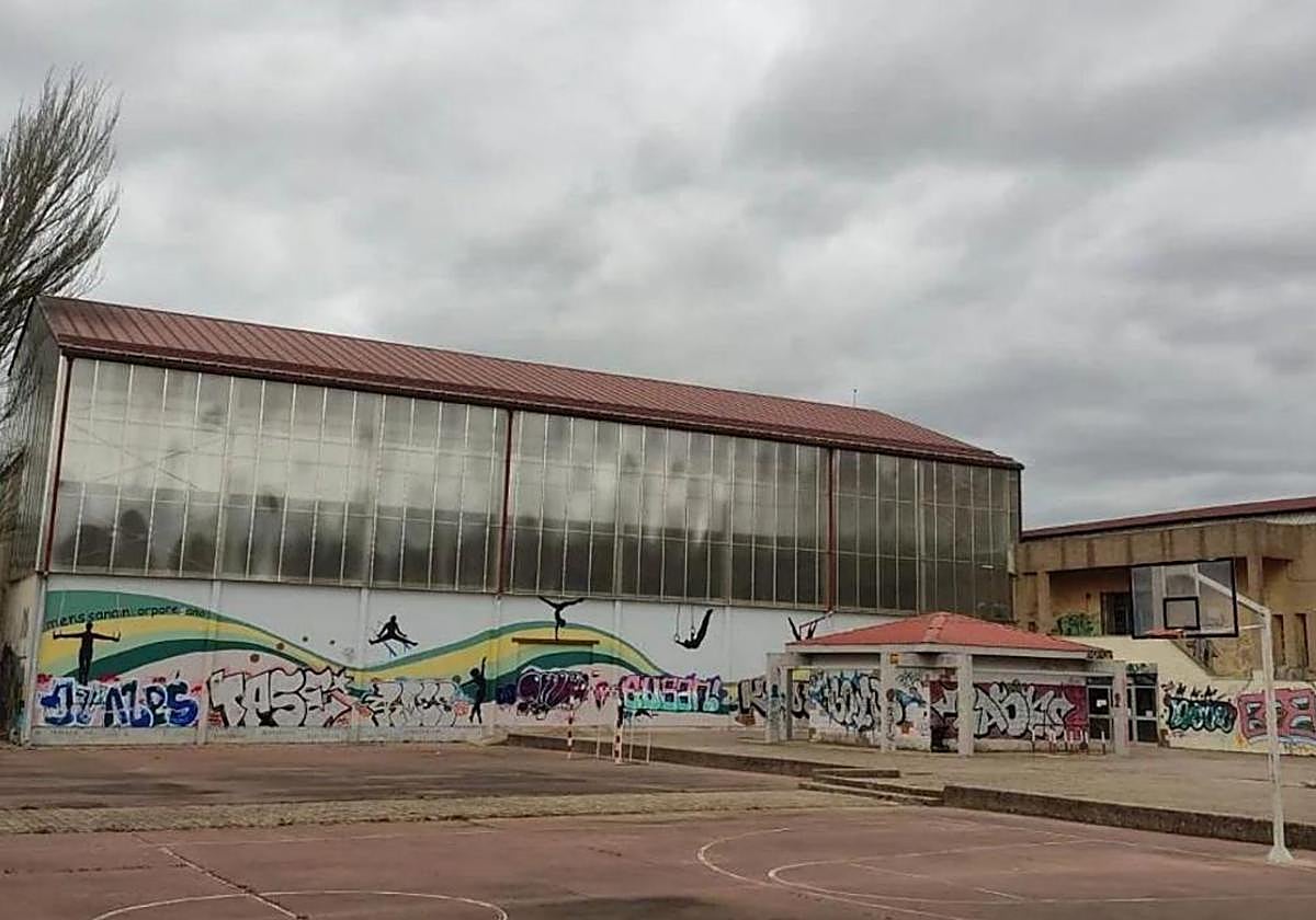 Después de mucho tiempo, por fin se va a actuar en el polideportivo que está muy deteriorado.