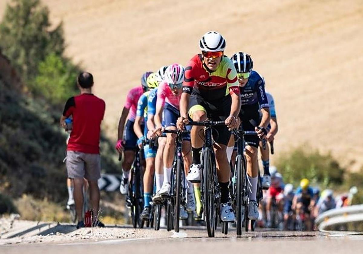 Imagen de 2024 del pelotón de la Vuelta Ciclista Junior a la Ribera del Duero.