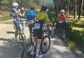 Momento en el que la prueba estaba parada tras ocurrir la caída múltiple.