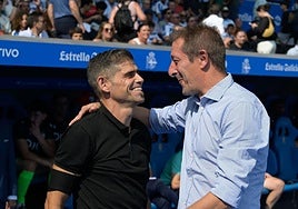 Ramis (d.) saluda al entrenador del Deportivo, Antonio Hidalgo Morilla.