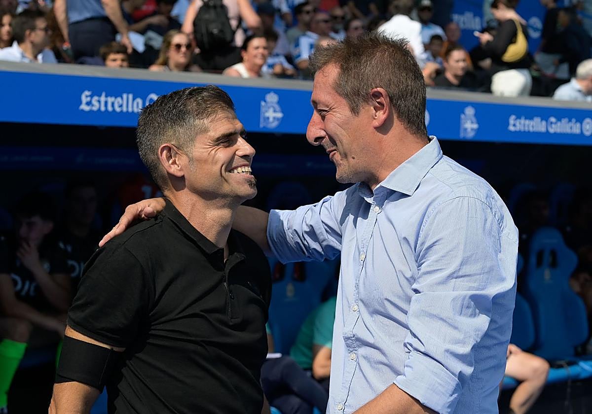 Ramis (d.) saluda al entrenador del Deportivo, Antonio Hidalgo Morilla.