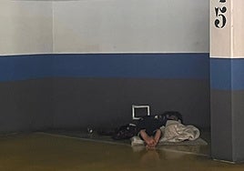 Es usado por mendigos para dormir, alejados del calor o del frío