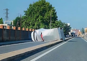 El vuelco de un camión corta el tráfico en la N-1 a su paso por Miranda