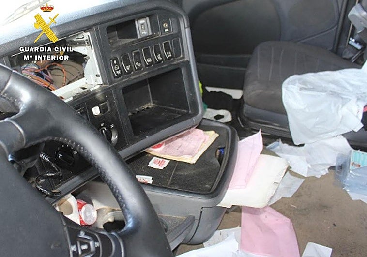 Estado de la cabina del camión robado en Burgos.