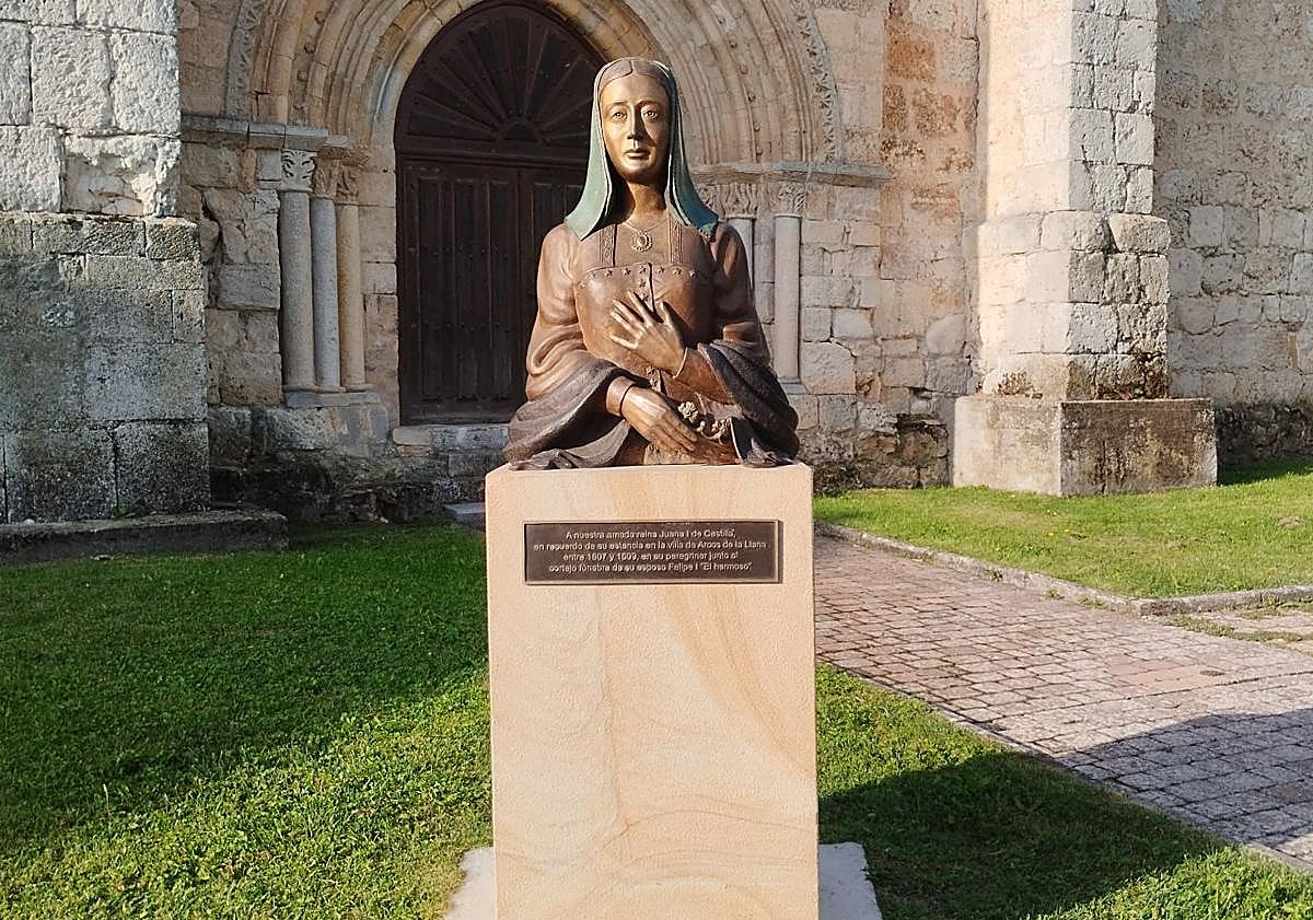Imagen principal - Imágenes de la estatua de Juana I y puntos en los que tendrá lugar la representación.