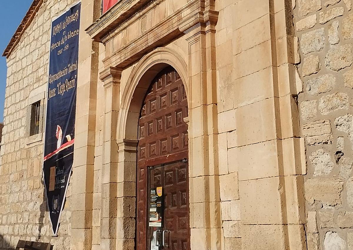 Imagen secundaria 1 - Imágenes de la estatua de Juana I y puntos en los que tendrá lugar la representación.