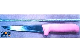 Cuchillo con el que el hombre persiguió a la menor y amenazó a su madre.