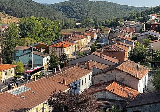 La N-120 a su paso por Villafranca Montes de Oca.