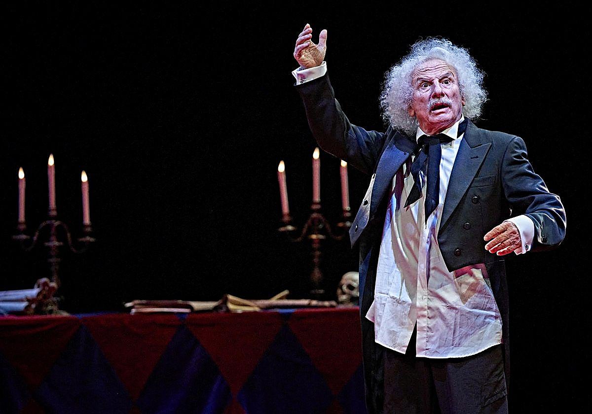 Rafael Álvarez 'El Brujo' en una escena la obra 'El viaje del monstruo fiero'.