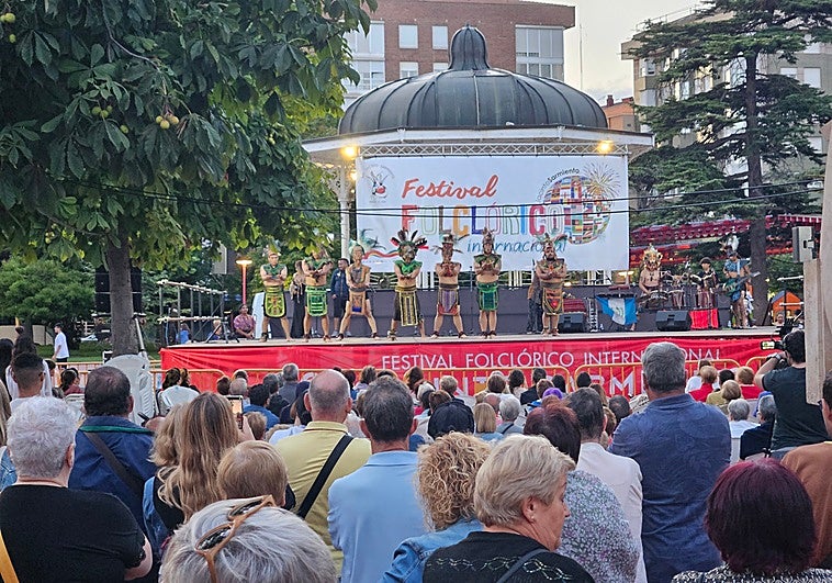 Multitud de personas se reunieron en torno al folclore en el parque Antonio Machado