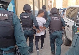 Momento de una de las detenciones realizadas por la riña tumultuaria de Roa.