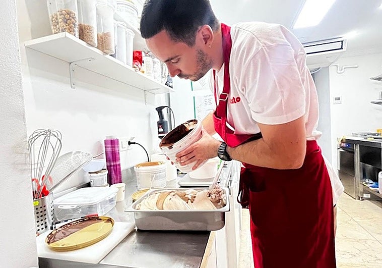 Jaime Carazo elaborando un helado.