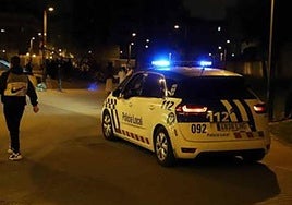 Imagen de archivo de la Policía Local de Burgos patrullando de noche.