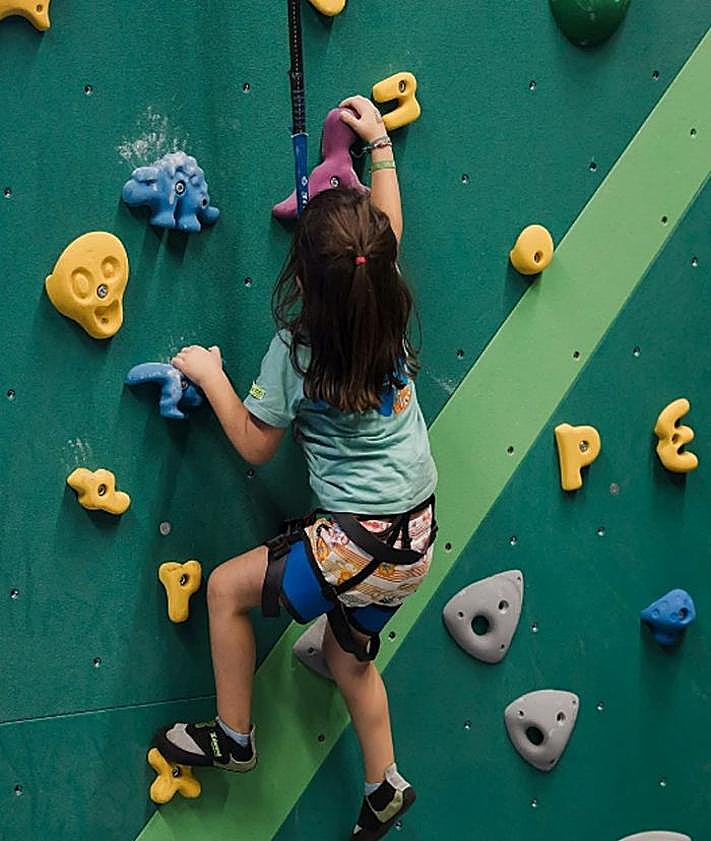 Imagen secundaria 2 - La escalada es el deporte que necesitas incluir en tu rutina este curso, ¡ideal para tus hijos!