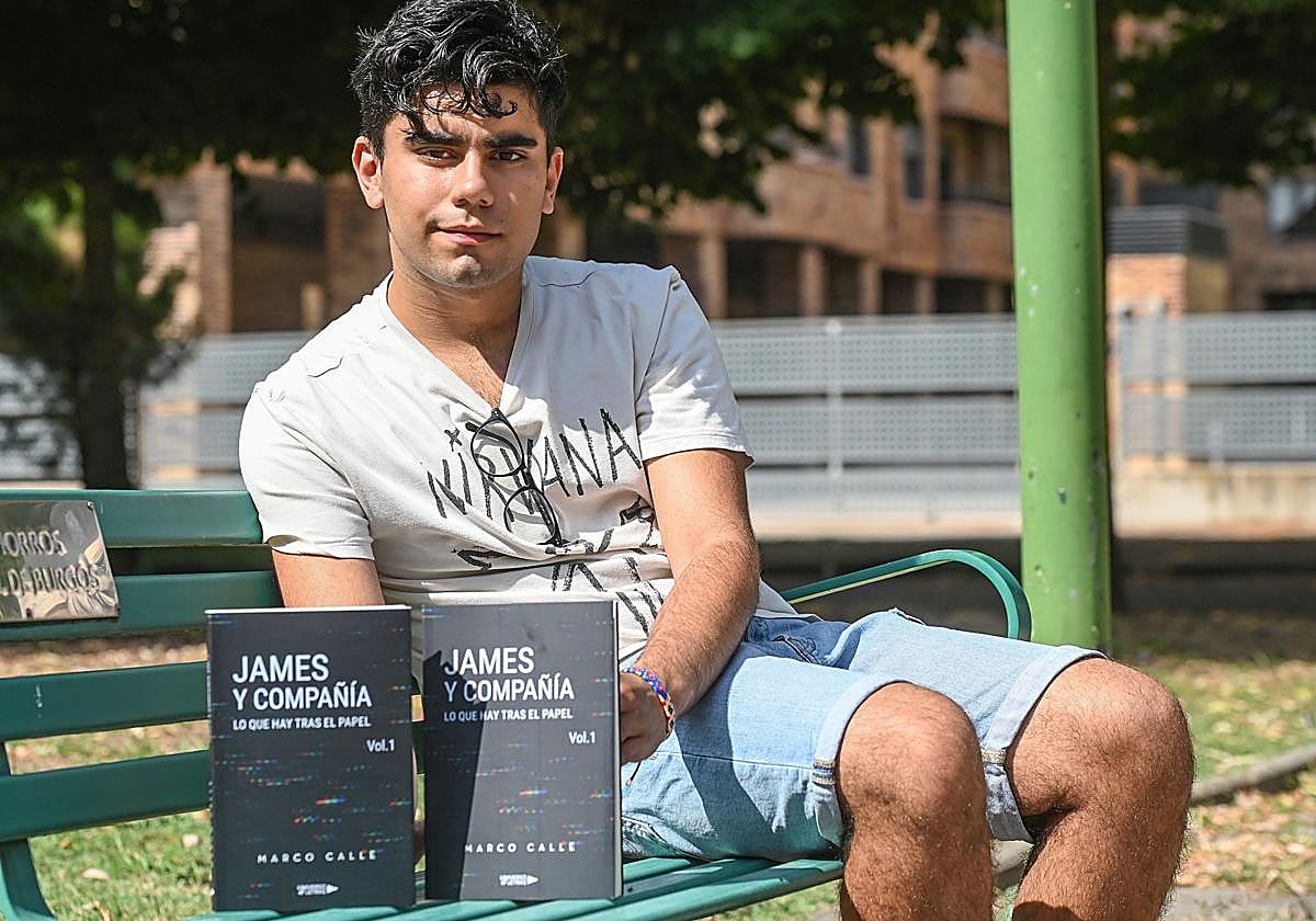 El joven escritor burgalés Marco Calle con su novela.