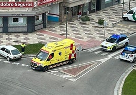 Policía y ambulancia con el turismo accidentado en la rotonda de la Paz de Burgos.