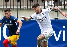 Fer Niño pelea un balón.