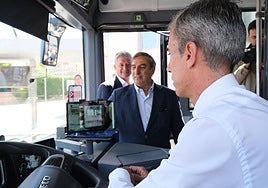El consejero de Movilidad y Transformación Digital, José Luis Sanz Merino, accede al bus con su tarjeta digital Buscyl.