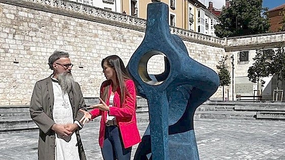 La nueva escultura del Cid orando que Burgos estrena frente a la Catedral