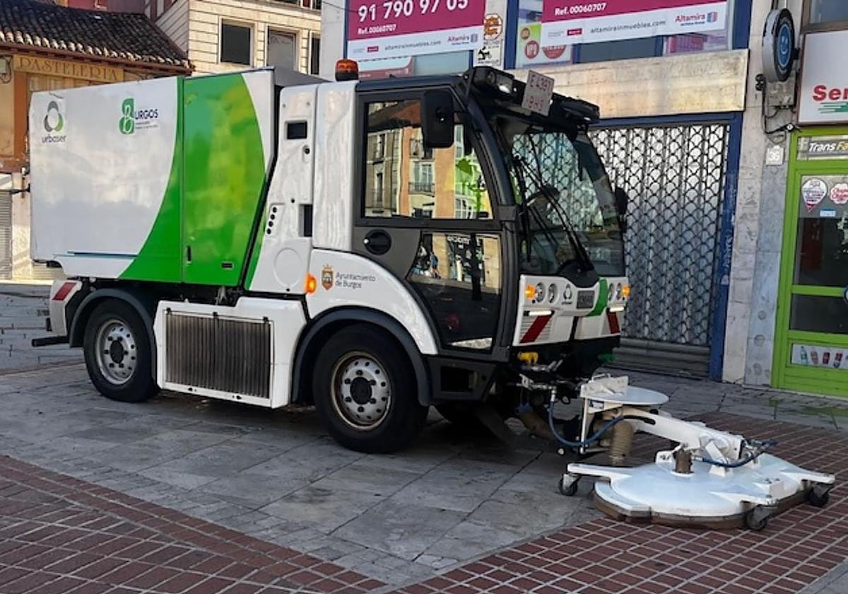 Una máquina inicia la limpieza de la Plaza de Vega este lunes.