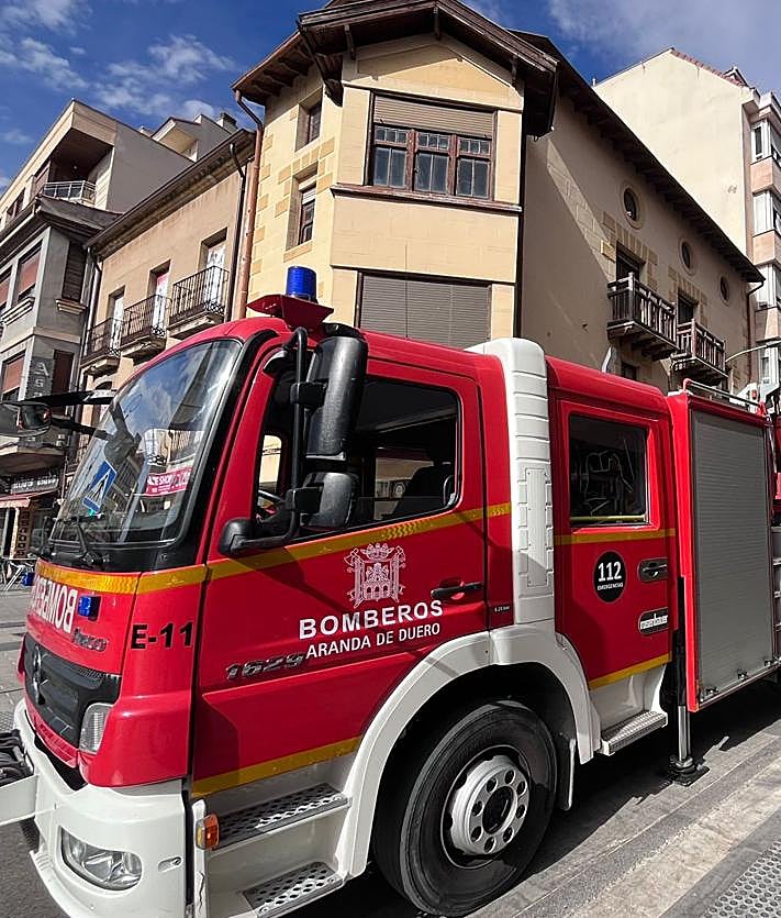 Imagen secundaria 2 - Intervención de los Bomberos de Aranda en la calle Carrequemada.