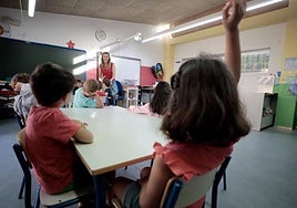 Imagen de archivo de un aula escolar.