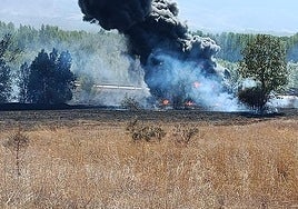 Intensa humareda generada por el incendio de un camión accidentado en Burgos.