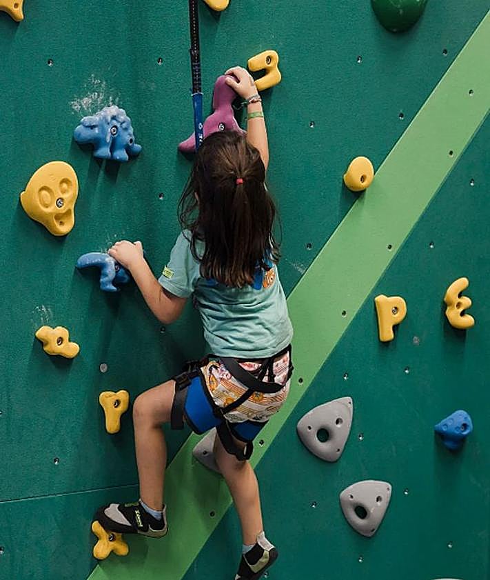 Imagen secundaria 2 - La escalada es el deporte que necesitas incluir en tu rutina este curso, !ideal para tus hijos!