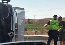La Guardia Civil junto a la furgoneta volcada que ha provocado retenciones de tráfico en Burgos.