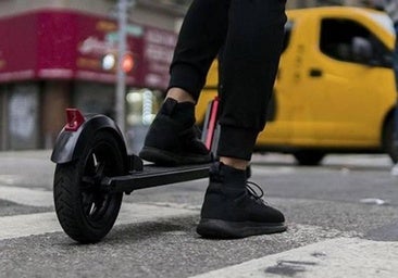 Herida la conductora de un patinete al chocar con un coche en Burgos