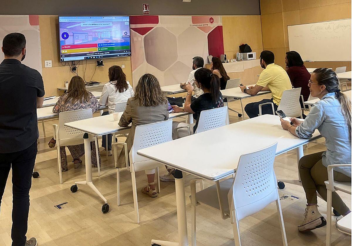 Clase práctica de Escuela de Idiomas.