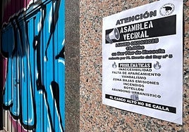Anuncio de asamblea junto a una puerta vandalizada en San Francisco.