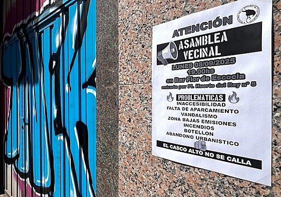 Anuncio de asamblea junto a una puerta vandalizada en San Francisco.