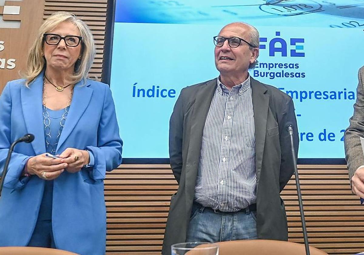 Ignacio San Millán en un acto de FAE junto a Emiliana Molero, secretaria general de la institución.