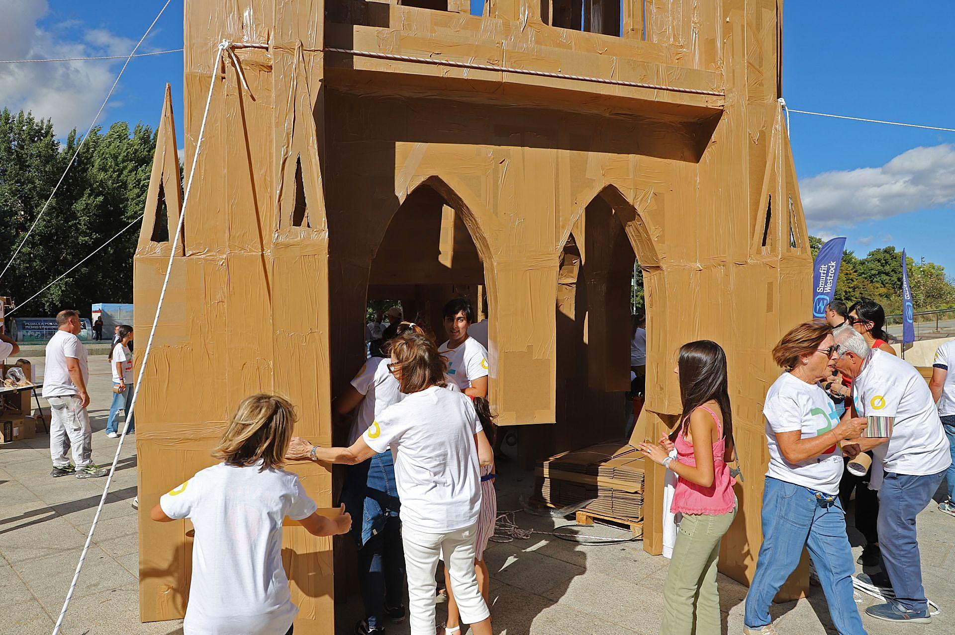 La instalación de la réplica de la Catedral de Burgos, en imágenes