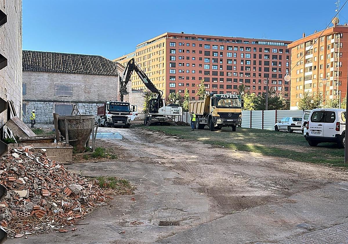 Operarios trabajan en las obras del Hospital de la Concepción.