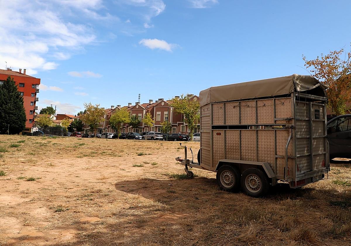 Imagen principal - Parcela del barrio de El Crucero que causa molestias a los vecinos al ser usada de aparcamiento irregular.