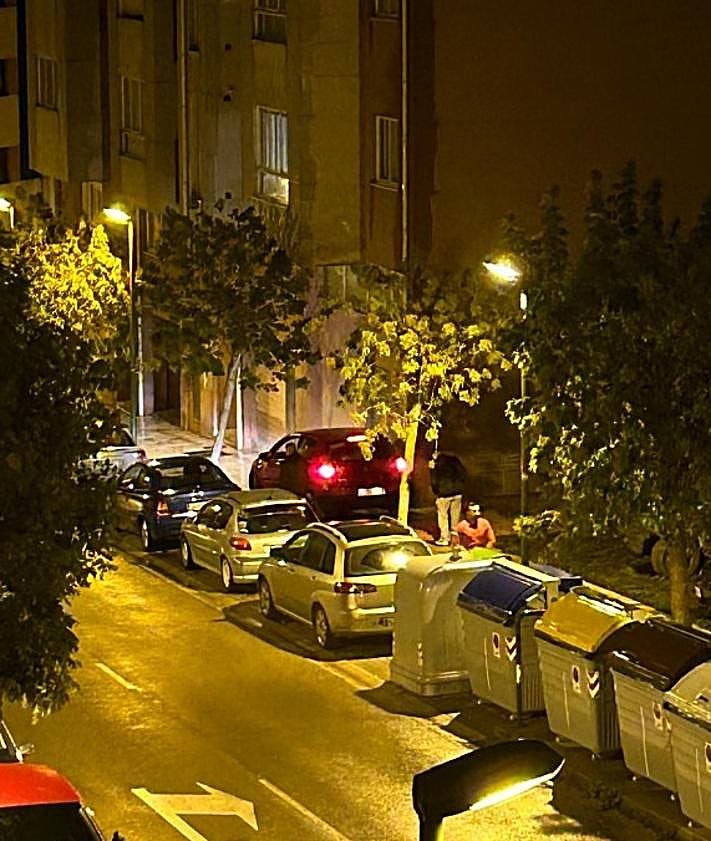 Imagen secundaria 2 - Estado de las aceras y la parcela. En ocasiones los coches circulan por la acera para lograr salir si hay muchos coches aparcados. 