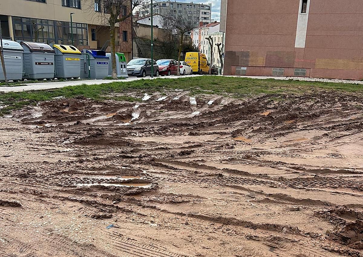 Imagen secundaria 1 - Estado de las aceras y la parcela. En ocasiones los coches circulan por la acera para lograr salir si hay muchos coches aparcados. 